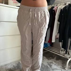 Beiga linnebyxor med snörning XS - Säljer dessa linnebyxor från Lager för att dom aldrig kommer till användning och är för långa🩷