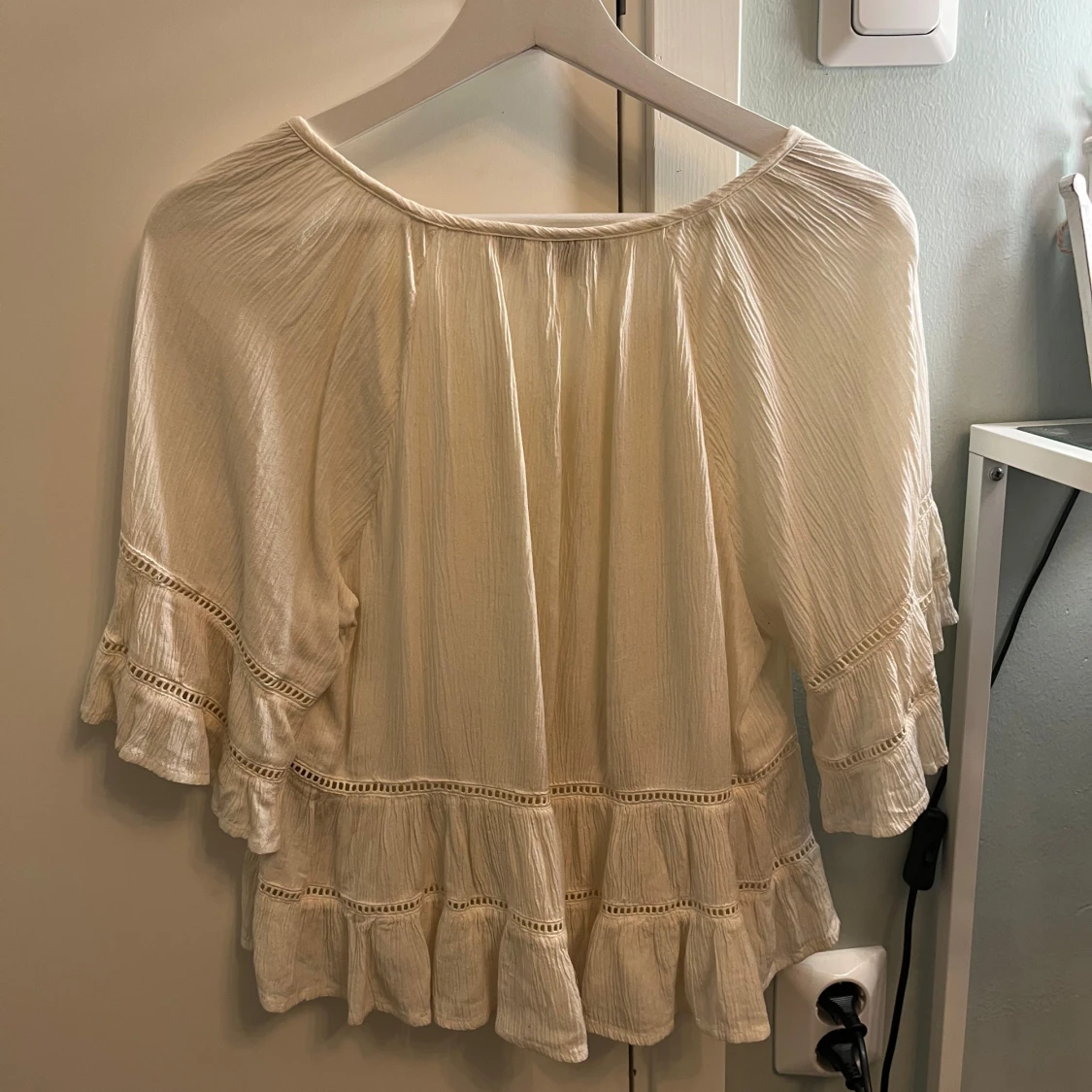 Krämvit blus med volanger från Vila - 1