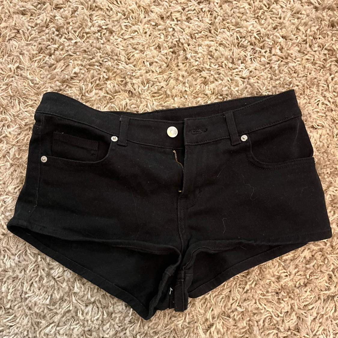 Svarta jeansshorts med låg midja