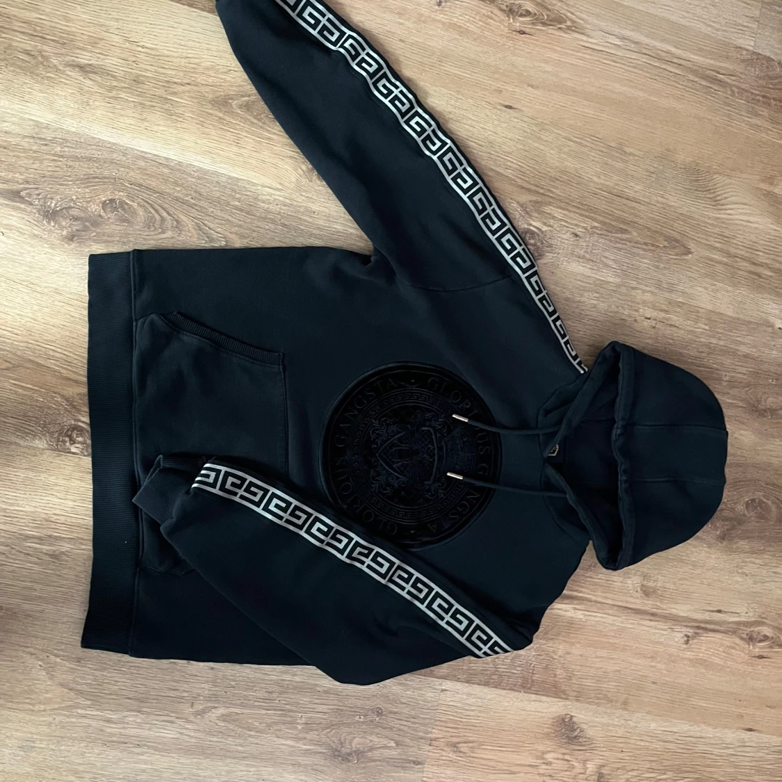 Svart hoodie från Glorious Gangsta - 2