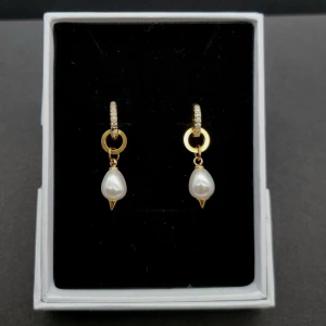 Örhängen  - Rostfritt stål och pärlor 