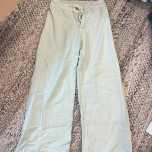 Pastellgröna/blå baggy jeans - Snygga baggy jeans från SHEIN. De har raka, vida ben och klassisk midja med dragkedja och knapp framtill. Storlek S