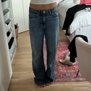 Wide leg jeans från H&M - Blå wide leg jeans från H&M i storlek 36. Långa på mig som är 173 cm. Bra skick! Pris är diskuterbart vid snabb affär☺️