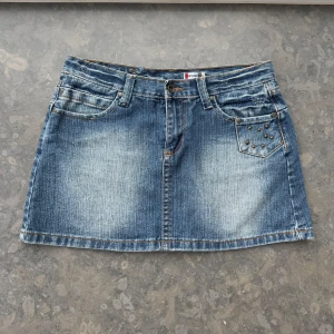 Lågmidjade jeans kjol  - Så snygg jeans kjol som tyvärr inte passar mig och har därför ingen bild på! Midjemått tvärsöver: 42cm Längd:31cm💕