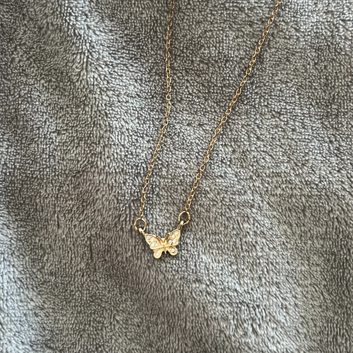 Guldigt fjärilshalsband 