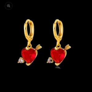 Guldpläterat smyckeset med röda hjärtan - Helt nya råkade köpa guld men använder silver men super snyggt till basic outfit köpta från Lyla💕köp tillsammans eller separat 239kr styck eller båda för 400 