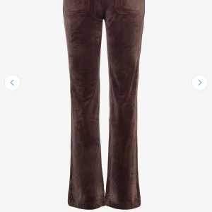 Bruna sammetsbyxor med bootcut - Mysiga bruna byxor i mjuk sammet med bootcut-silhuett. Byxorna har raka ben som blir vidare nedtill och stora fickor framtill. Perfekta för dig som gillar retrovibbar och vill ha något riktigt bekvämt.