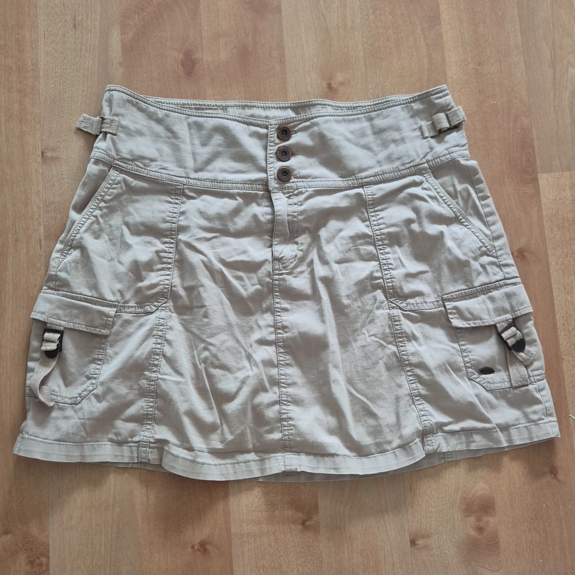 Beige kortkjol från Bondelid