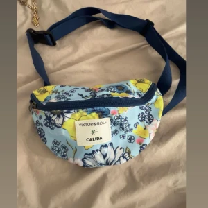 Blommig magväska Viktor&Rolf x Calida - Snygg magväska från viktor&rolf. Bra att ha. Aldrig använt😊