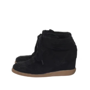 Isabell marant liknande - Snygga svarta sneakers i mocka med kilklack, identiska till Isabell marant sneakers bobby🥹🙌 Bra skick!!