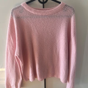 Rosa stickad tröja  - Säljer denna fina rosa stickade tröja. Den har lite noppror men annars bra skick. Hund finns i hemmet ❤️