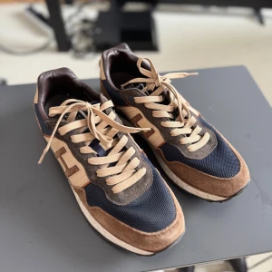 Hackett trainers - Säljer här ett par hackett trainers, i storlek 42. Mitt pris 400kr