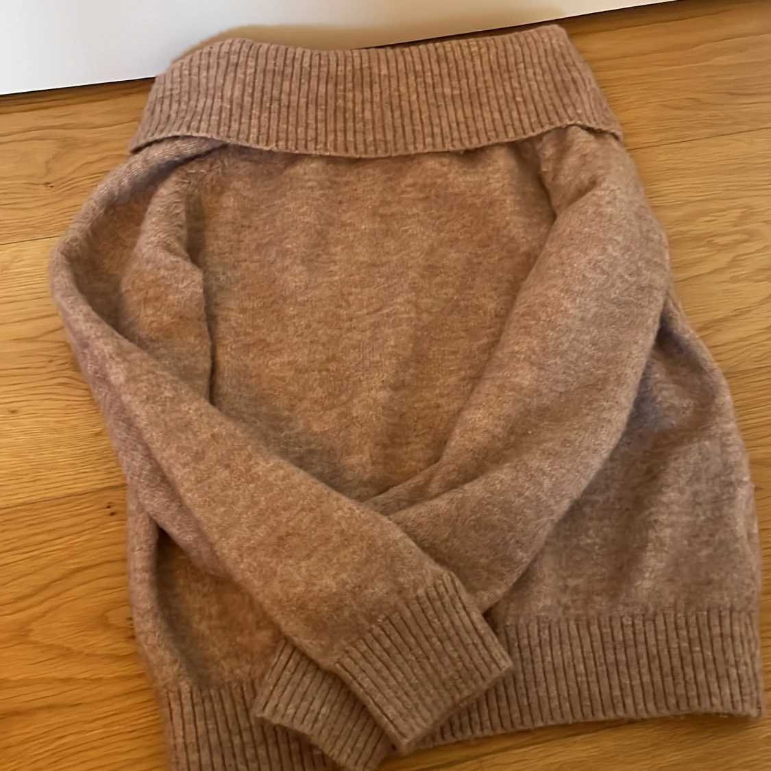 Beige offshoulder stickad tröja - 1