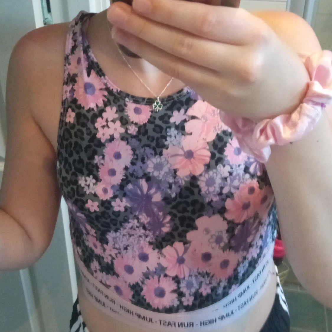 Blommig och leopardmönstrad linnetopp