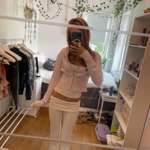 Rosa zip up från Gina tricot  - Fin rosa zip up tröja från Gina! Har inga defekter förutom att den rosa färgen fått en lite mer gråaktigare ton i tvätten. Storlek 170❣️ Skriv för frågor! 💕