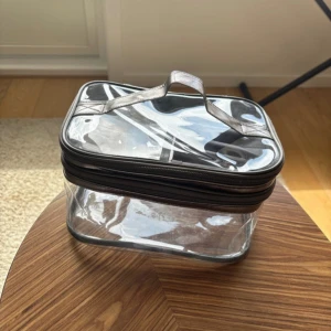 Stor necessär  - Säljer denna super stora och rymliga necessären med två ”våningar”. Första ”våningen” har fack att förvara sminkborstar i och ett annat fack och andra ”våningen” är helt enkelt stor och rymlig!!❤️