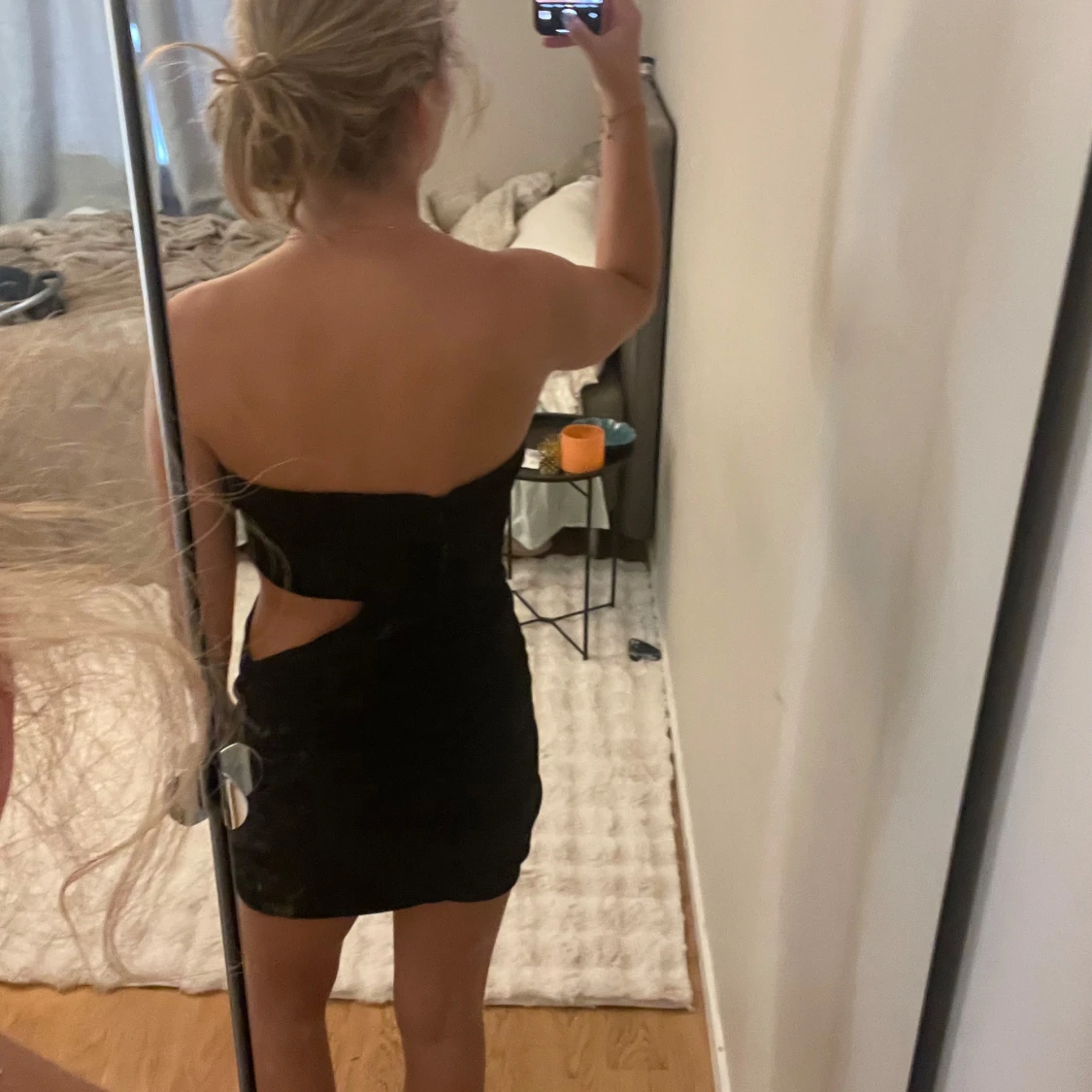 Svart axelbandslös cut out klänning - 2