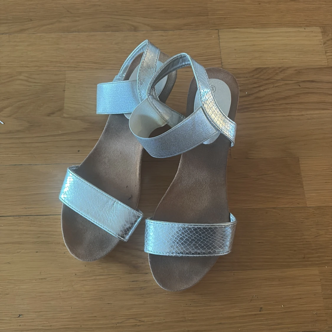 Silvriga sandaler med korkklack