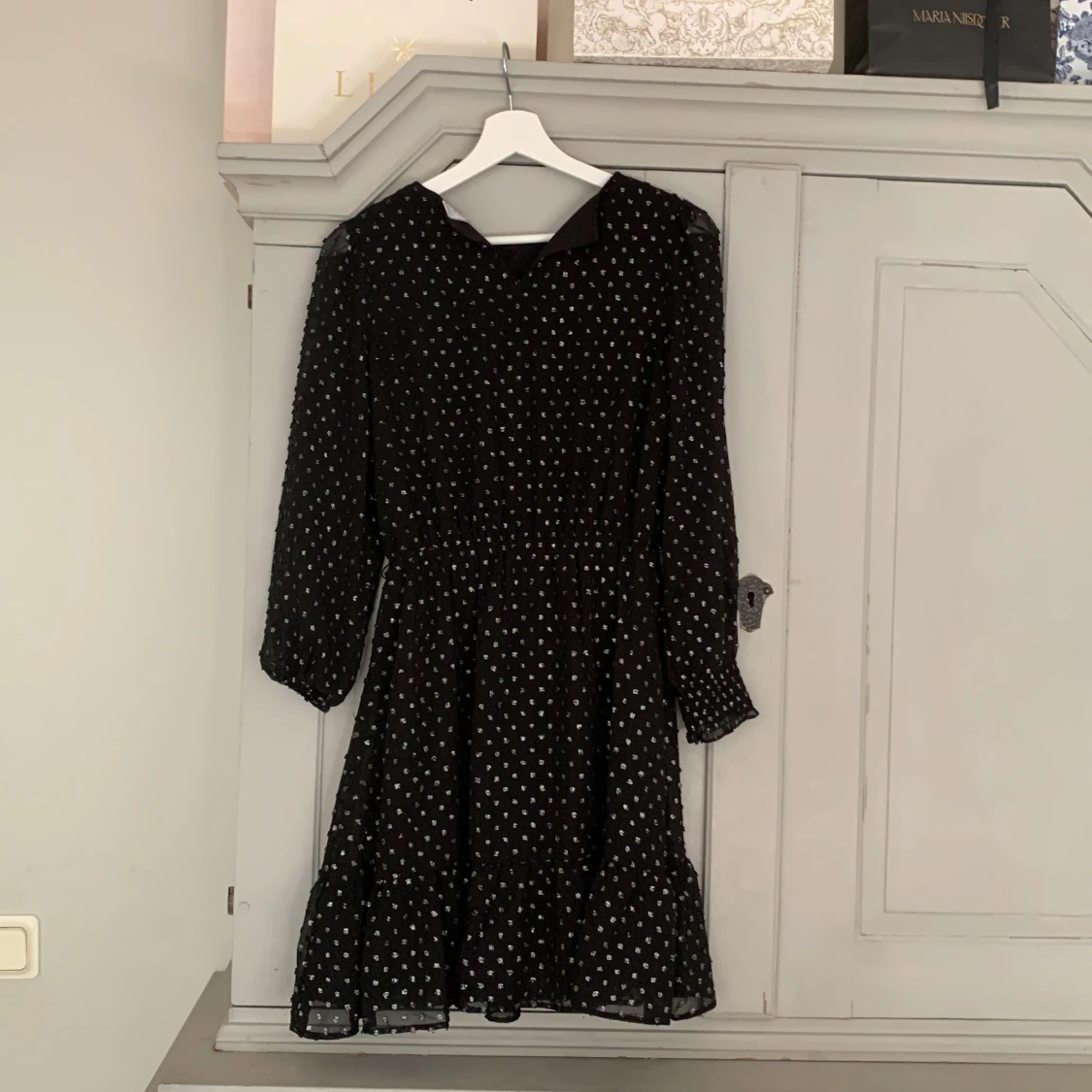 Svart prickig klänning från Lindex - 1