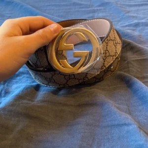 Snyggt bälte med guld logga - Nytt