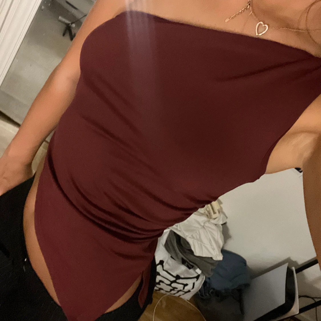 Vinröd one shoulder topp