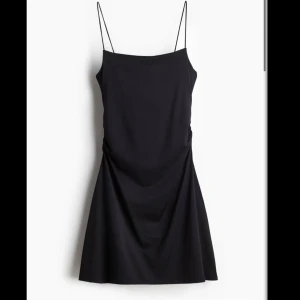 Svart kort klänning från Divided H&M  - En svart, kort klänning med tunna axelband. Storlek S. Klänningen är i ett stretchigt material och väldigt skön men satt inte alls som jag tänkte. Ny pris 99kr💕 Oanvänd! 
