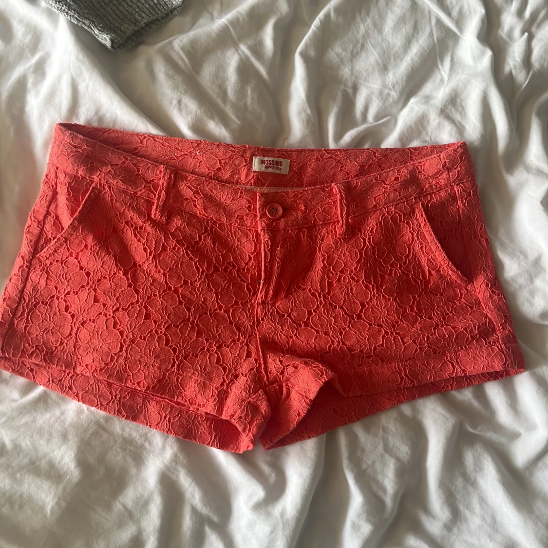 Korallrosa lågmidjade spets-shorts  - 1