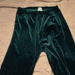 Mörkgröna sammetsbyxor från SHEIN - Mörkgröna byxor i mjuk sammet från SHEIN med resår i midjan. Perfekta för dig som gillar en chill och snygg look. Byxorna har en loose passform och känns riktigt sköna mot huden.ENDAST ANDVÄD EN GÅNG 