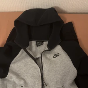 Nike tech old season  - Svarta mjukisbyxor från Nike i storlek M. Byxorna har dragsko i midjan, sidofickor och diskret Nike-logga på benet. Perfekta för chill eller träning, tillverkade i mjukt material för maximal komfort. Upss! Koftan finns kvar bara. Skriv Dm för att snacka pris