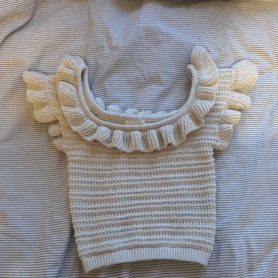 Stickad croppad topp med volang - 1