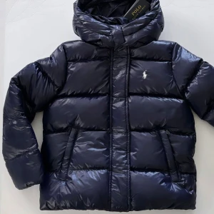 SÖKER!!!!! - Söker en polo Ralph Lauren puffer jacket i färgen ”navy blue” med vitt märke! 