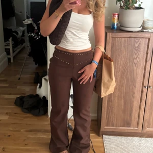 Bruna mocka byxor  - Bruna mocka byxor i strl 34, lite långa på mig som är ca 165! Använda en gång! 