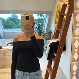 Ribbad offshoulder tröja - Svart ribbad Offshoulder tröja från new yoker. Super söt och passar alla tillfällen. En kant viks ner och gör Offshoulder detaljen