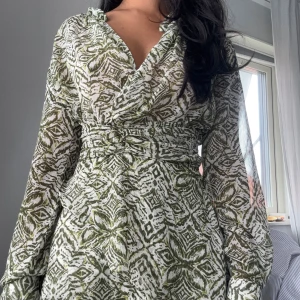 Zara Klänning - Klänning från Zara! Sparsamt använd och k väldigt fin till alla tillfällen!