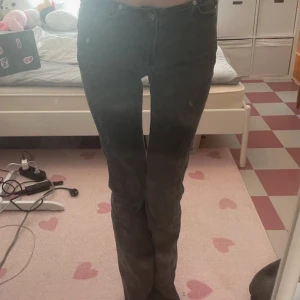 Gråa bootcut jeans - nästan helt oanvända. 