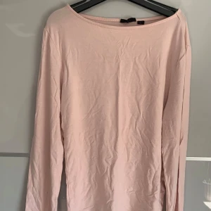 Ljusrosa långärmad topp - Rosa tight top med långa armar med slit i slutet. Storlek 170 men skulle säga S då den är väldigt stretchig. Jag har använt den en gång så näst intill oanvänd utan skavanker eller difekter. Kontakta för frågor eller innan köp!!!
