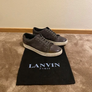 Lanvin - Lanvins i grå snygg färg. Skorna har storlek uk7 som motsvarar ca 41-43 och skicket e 8/10 utöver slitage i hälen. Endast dustbag ingår. Priset är ej huggit i sten och kan diskuteras vid snabb affär. Tveka inte på fråga vid funderingar!🙌🏼