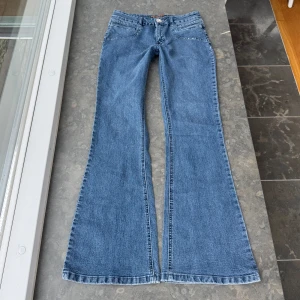Lågmidjade jeans  - Så snygga jeans som tyvärr inte passar mig och har därför ingen bild på! Midjemått tvärsöver: 40cm Midjehöjd: 23cm Inerbens längd: 80cm💕