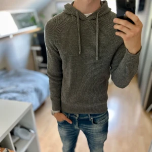Stickad Hoodie - Mycket fint skick, inga defekter. Storlek S passar dig som är mellan 178-188cm. Nypris ca 1500kr. Modellen är 185 cm, 79 kg. Skriv för mer information!🤝