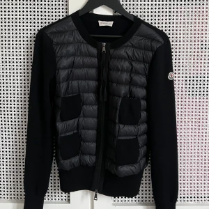 Moncler cardigan - Den populära moncler cardigan i svart strl M. Köpt i Moncler botique i Stockholm. Jag har kvitto. Nyskick. Ordinarie pris: 9 505kr. Nypris: 6000kr. 