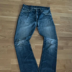 Levi jeans 507 - Tja! Jag säljer dessa riktigt snygga jeans från Levis och dom är i storlek 31/34 och dom är i väldigt bra skick och går för ett riktigt bra pris 🔥😮‍💨vid frågor och funderingar är det bara att skicka ett litet meddelande 😇pris går alltid att diskuteras
