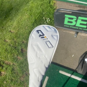 Q10 Max Rescue 4 Hybrid - TaylorMade Q10 Max Rescue 4 hybridklubba med 23° loft. Perfekt för dig som vill ta ditt golfspel till nästa nivå! Snygg design och skyddande headcover ingår. Passar både nybörjare och erfarna spelare. Regular skaft och nytt grepp köpte för 3700 och har använd i ca 10 rundor skriv om du har några frågor.