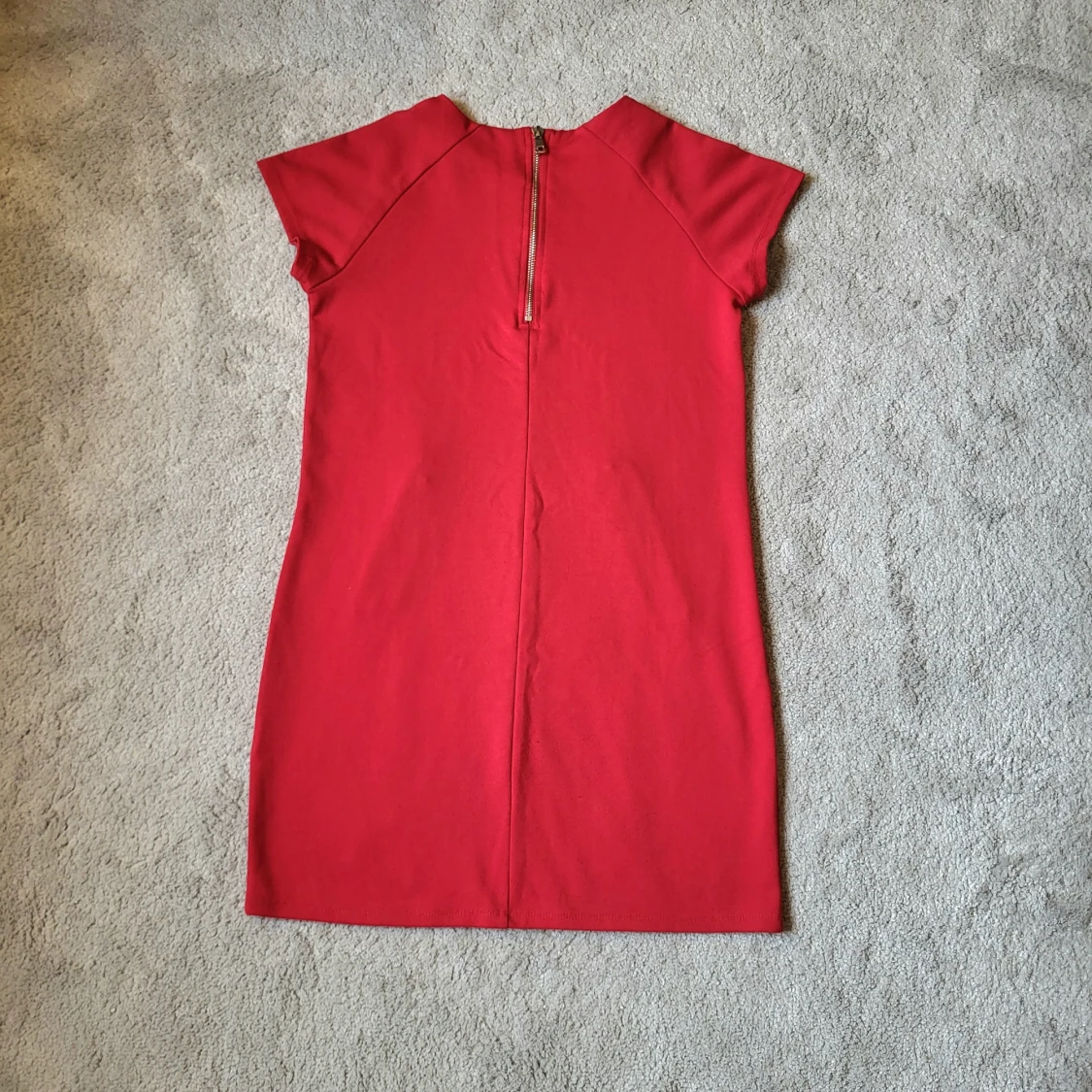 Röd kortärmad klänning med dragkedjor - 1