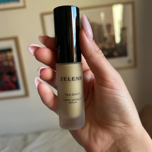 Zelens Tea Shot Urban Defence Serum - Zelens Tea Shot Urban Defence Serum. Använt 3 pump och det var längesen. Innehåller 10 ml från början. Perfekt för dig som vill boosta huden med antioxidanter och skydd mot yttre påfrestningar.