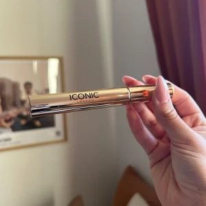 Iconic London mascara  - Snygg mascara från Iconic London i en lyxig guldig tub. Borsten är smal och har små piggar för att separera fransarna och ge volym. Använd några gånger för ett tag sen så säljer därför billigt