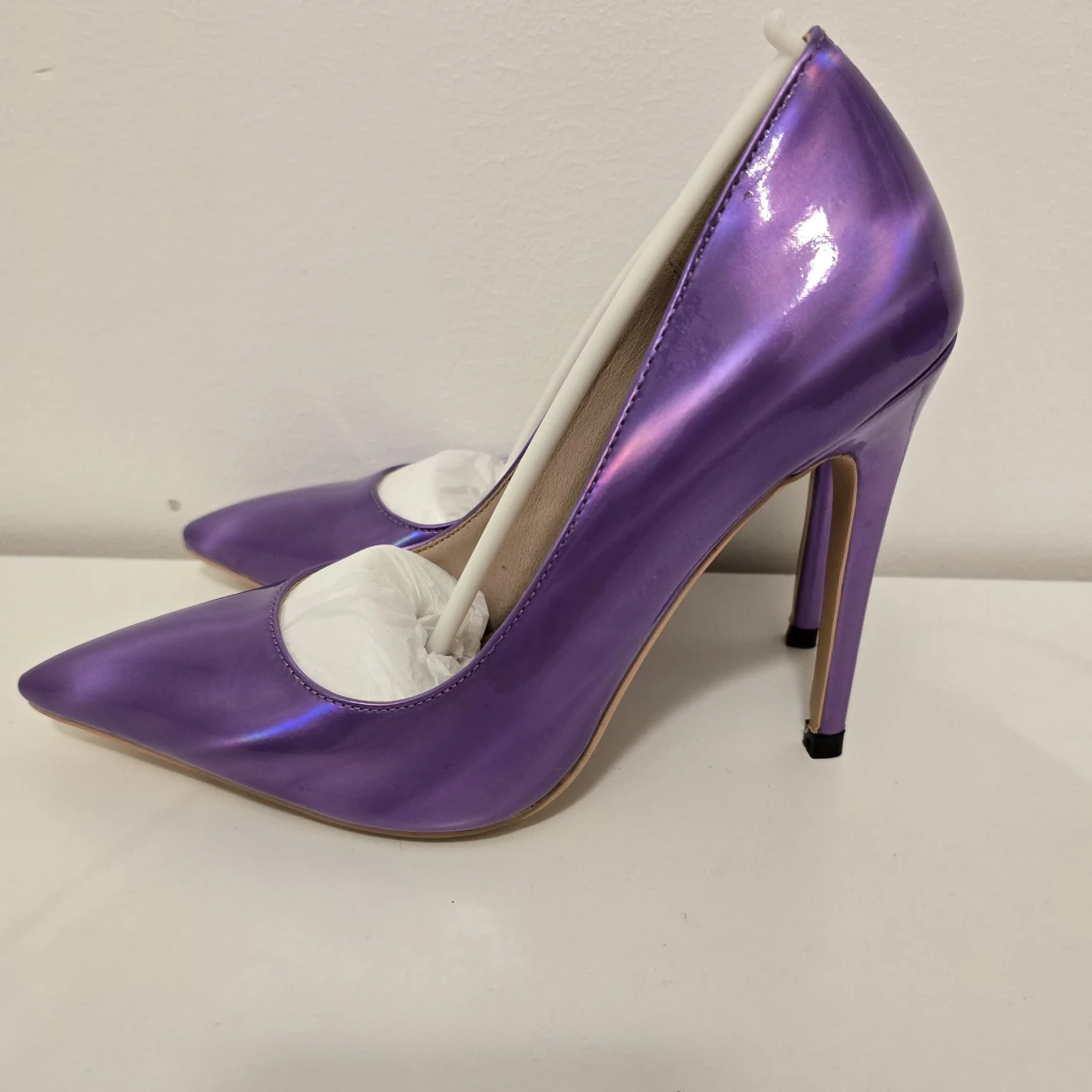 Lila metallic pumps med hög klack
