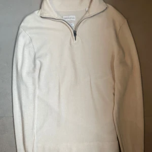 merinoulltröja från These Glory Days - Snygg beige långärmad tröja från These Glory Days i mjuk merinoull. Tröjan är riktigt clean och bara använd vid 2 tillfällen 