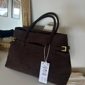 Tote bag mocka - GinaTricot slutsåld  - Slutsåld väska från GinaTricot. Tote bag. Mocka-imitaion! Perfekt till skola eller jobb 🤎pris: 499kr 
