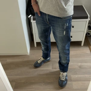 J.Lindberg jeans  - I princip nya, väldigt unika slitningar som gör dom snygga. Vårat pris endast 299, passa på innan dom blir sålda 🙌🏻