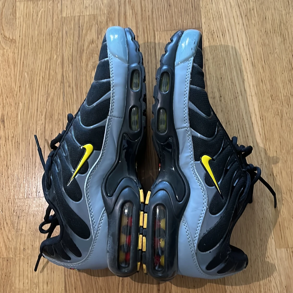 Nike Air Max Plus svart/grå med gula detaljer - 3